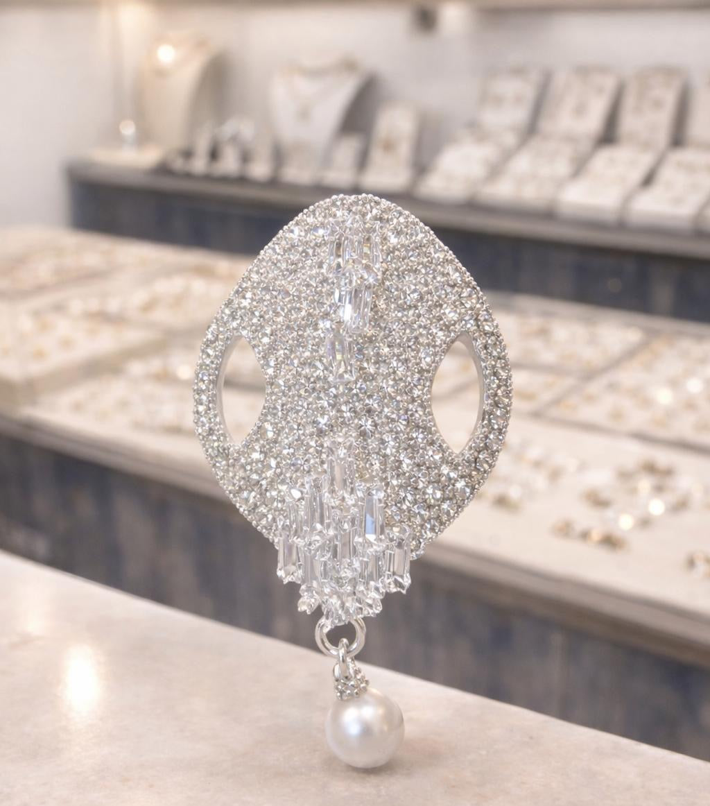 Women silver diamond sari brooch